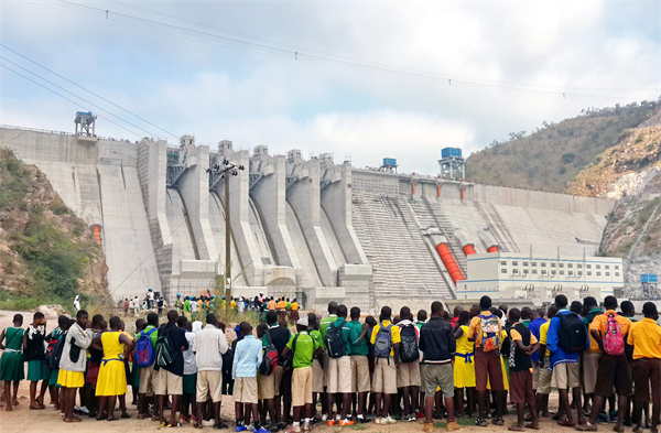 加纳布维水电站  当地孩子们在加纳布维水电站参观.jpg