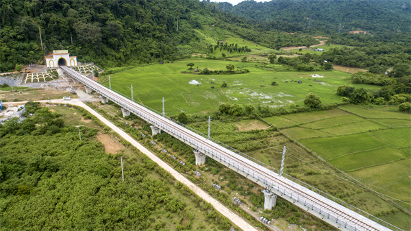 水电十局中老铁路万荣隧道铺轨后航拍图3.jpg