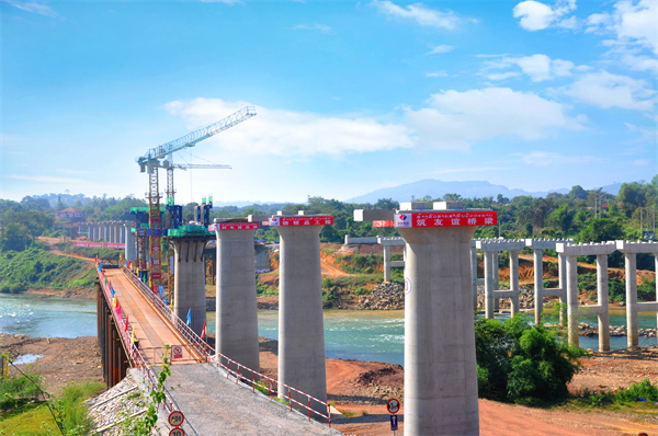中国电建水电十五局承建老中铁路项目五标段——欣合楠里河特大桥-程黎民摄.jpg