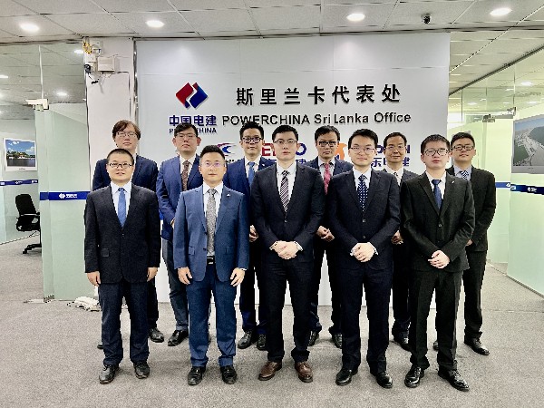 照片-斯里兰卡-全家福-代表处三人+成员企业代表.jpg