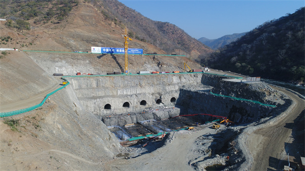 129赞比亚赞比亚下凯富峡水电站厂房全景.jpg